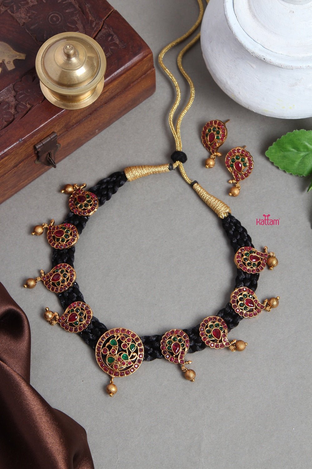 Handmade Premium Kemp Black Thread Choker - N1182