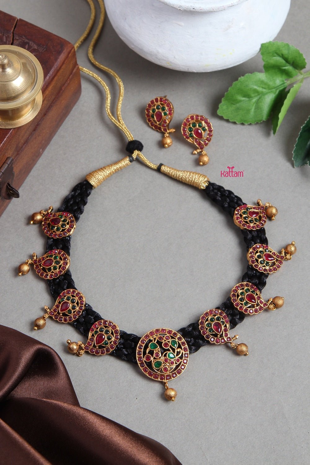 Handmade Premium Kemp Black Thread Choker - N1182